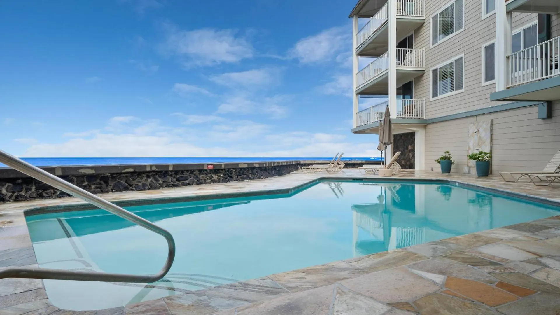 Classic Hawaiian Oceanfront Condo With Top Location - Hale Kona Kai 413 By Casago Kona Kailua-Kona 0*,