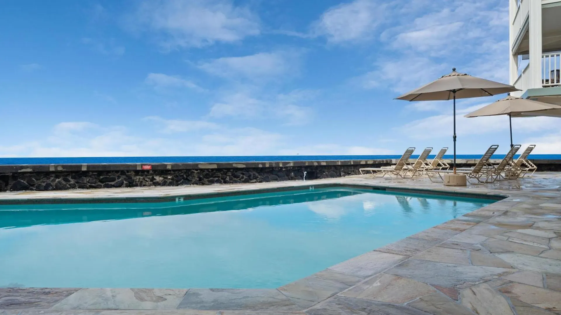 Classic Hawaiian Oceanfront Condo With Top Location - Hale Kona Kai 413 By Casago Kona Kailua-Kona