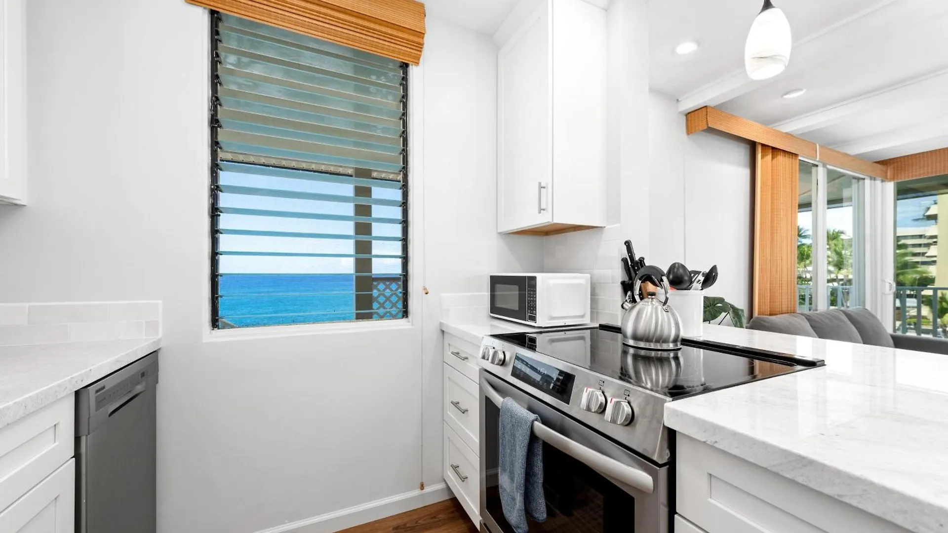 Classic Hawaiian Oceanfront Condo With Top Location - Hale Kona Kai 413 By Casago Kona Kailua-Kona 0*,  ABD