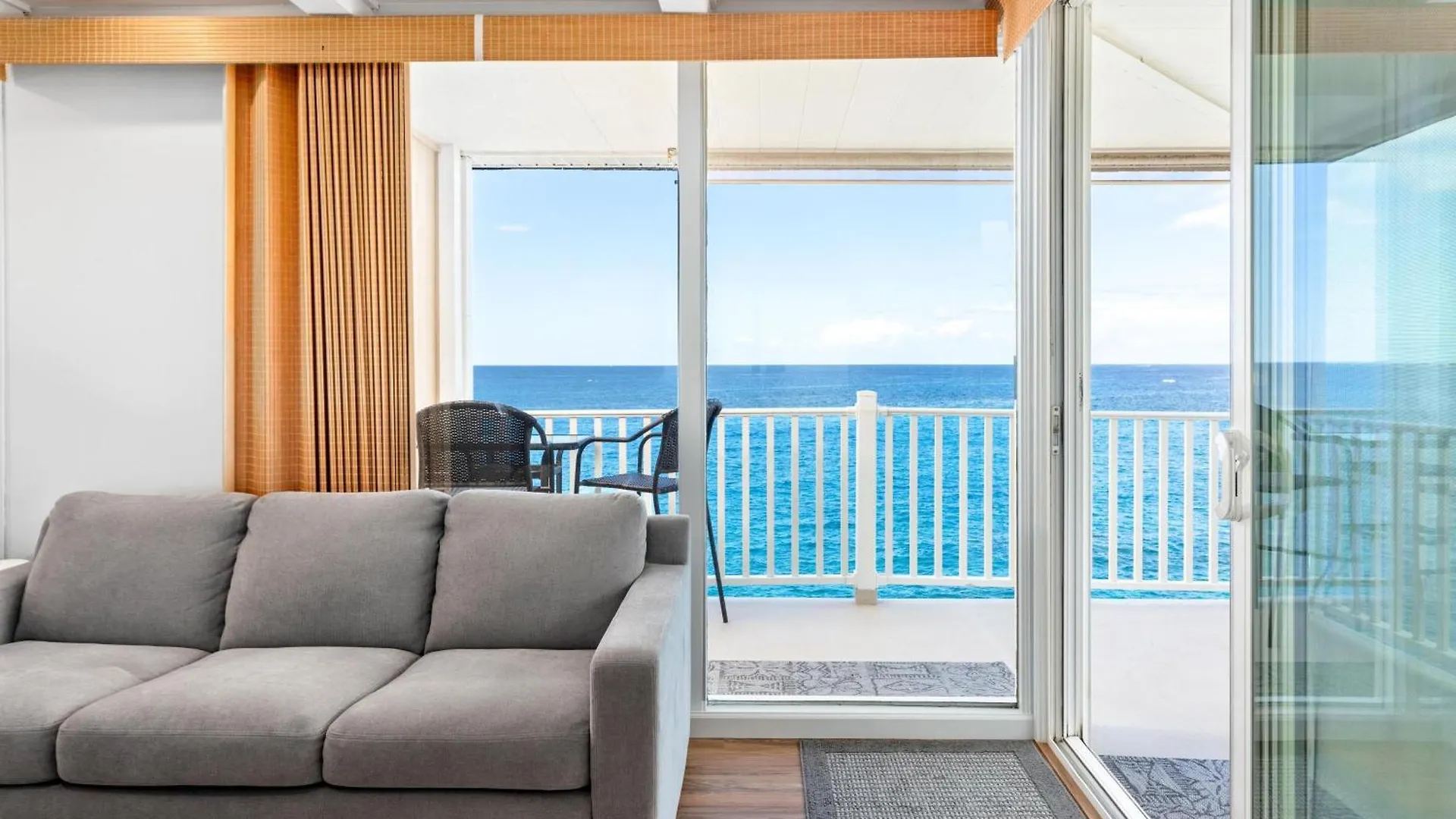 Classic Hawaiian Oceanfront Condo With Top Location - Hale Kona Kai 413 By Casago Kona Kailua-Kona