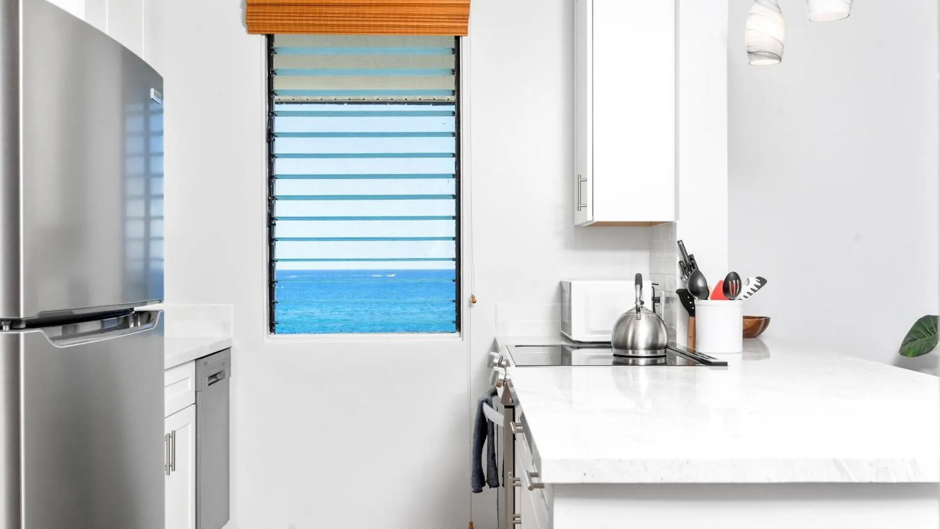 Classic Hawaiian Oceanfront Condo With Top Location - Hale Kona Kai 413 By Casago Kona Kailua-Kona